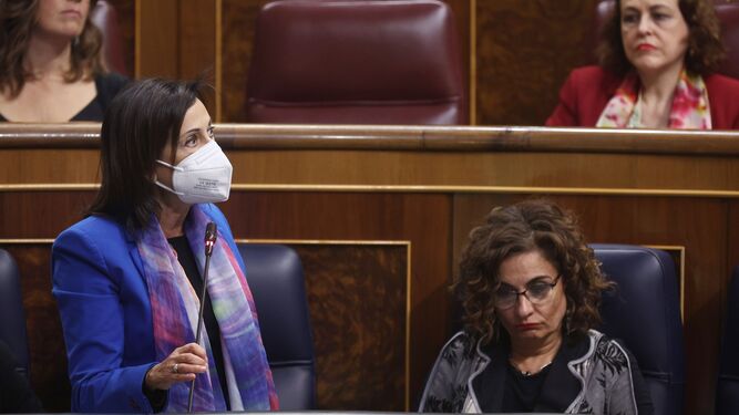 La ministra de Defensa, Margarita Robles, interviene desde su escaño junto a la titular de Hacienda, María Jesús Montero.