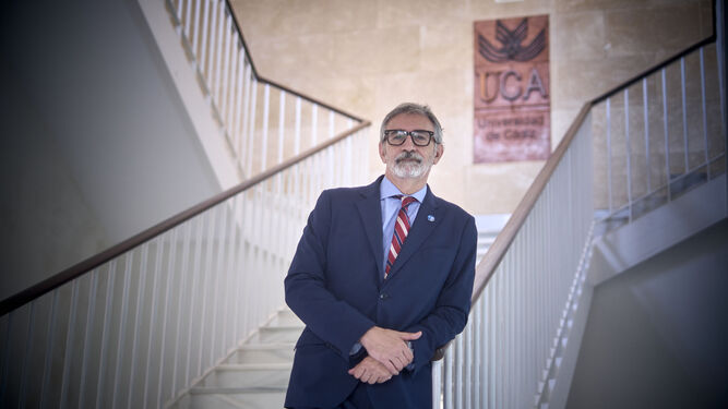 El rector de la UCA, Francisco Piniella, en la mañana de ayer en la sede de la Universidad en el Hospital Real.