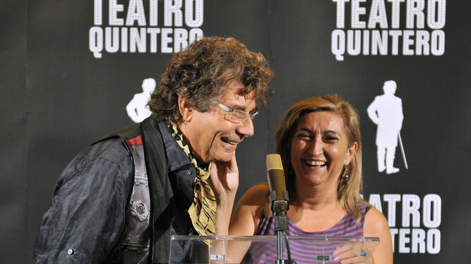 Jesús Quintero ríe con el público en la presentación de un acto de la Bienal de Flamenco en 2012