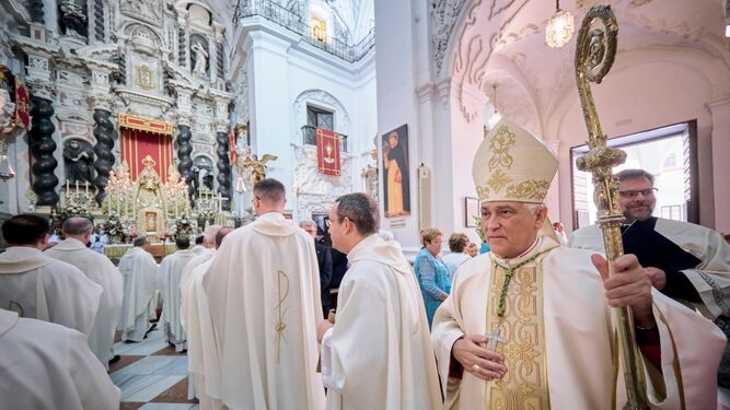 El obispo Zornoza se dirige hacia el altar para presidir la misa en Santo Domingo.