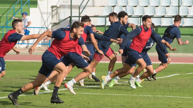 Jugadores del Cádiz San Fernando en el entrenamiento del viernes.
