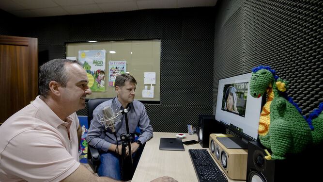 Juan José Flor y Juan Manuel Venegas, en las instalaciones de la empresa  Malobeca Media, en El Puerto, que agrupa a Baby Radio y Nubba.