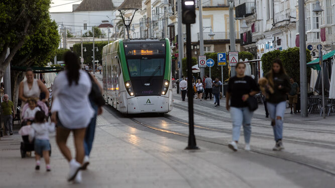 El tranvía en pruebas por la calle Real, junto a peatones paseando.