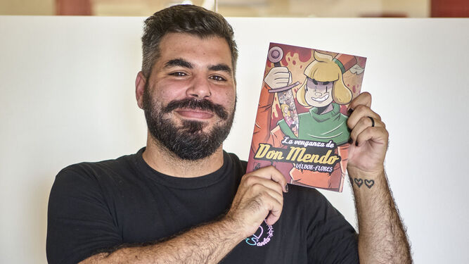 El dibujante gaditano de cómic El Flores, con un ejemplar de 'La venganza de Don Mendo'.