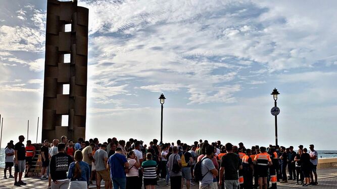 Vecinos de Chipiona acuden al punto de encuentro establecido en el Monumento a la Luz, en el Paseo Marítimo.