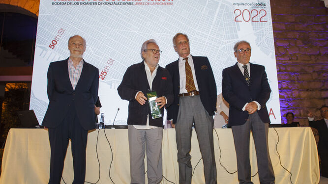 Francisco Vázquez Marouschek, Antonio Alonso Alfonseca, Miguel Ángel Mier Enriquez y Domingo Vázquez Saa recogen su distinción por los 50 años de profesión