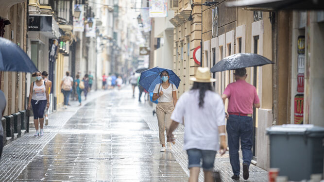 Paraguas abiertos en Cádiz en una imagen de archivo.