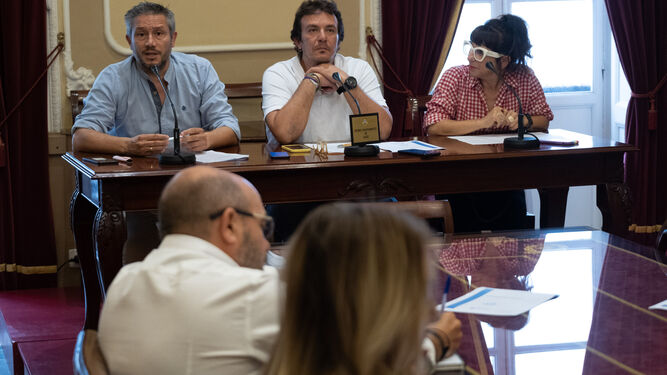 Carlos Paradas, José María González y Monte Mures, este martes, durante la rueda de prensa de presentación del plan de ayudas para los comercios