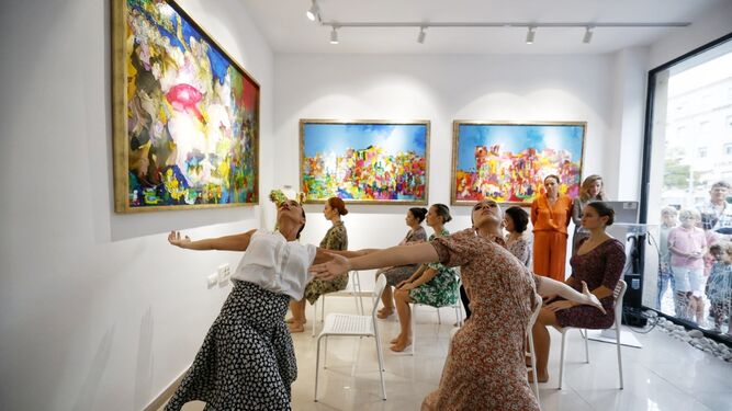Una de las piezas que interpretaron las bailarinas del Centro de Danza El Garaje, de Pablo Fornell, ante las pinturas de Luis Gonzalo.