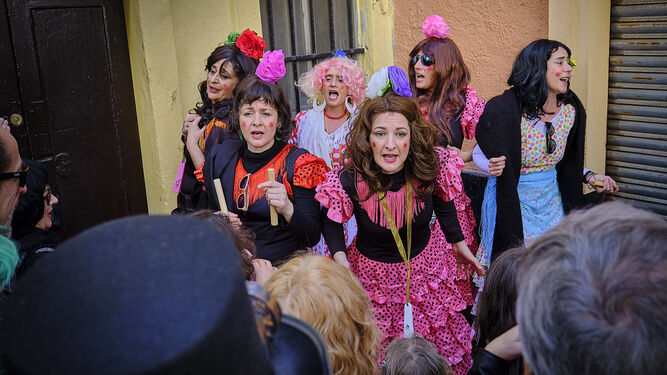La chirigota de Las Niñas cantando en una calle de Cádiz.