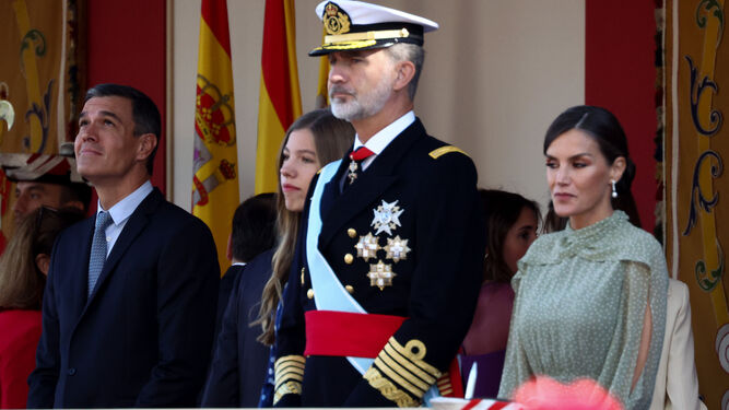 El presidente del Gobierno, Pedro Sánchez; la Infanta Sofía; el Rey Felipe VI y la Reina Letizia, durante el acto solemne de homenaje a la bandera nacional y desfile militar en el Día de la Hispanidad, a 12 de octubre de 2022, en Madrid .