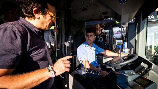 El alcalde de Cádiz, José María González, charla con el conductor de uno de los nuevos autobuses