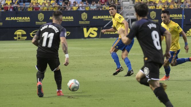 Iza y Garrido, intentan cortar la pelota al jugador del Girona, en un partido de La Liga Smartbank