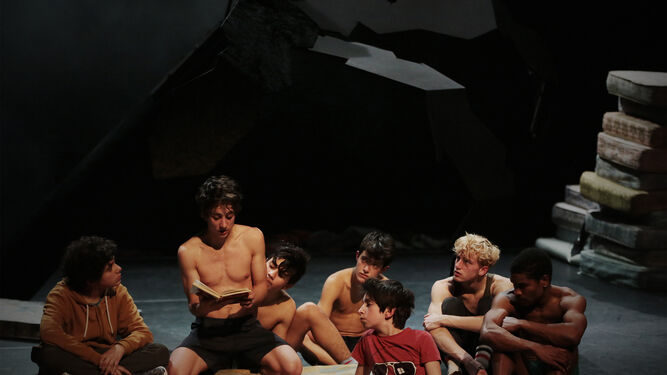 Una escena de la obra ‘Margem’, dirigida por Victor Hugo Pontes, que esta noche abre el FIT en el Falla.