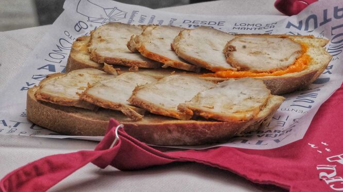 Dos rebanadas de pan con lomo en manteca.