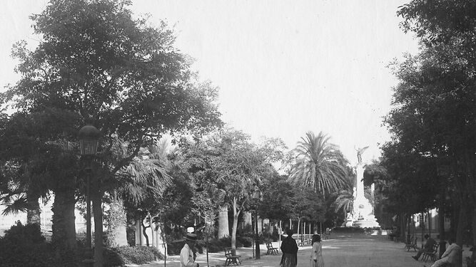 Aspecto que tenía el paseo de la Alameda entre 1922 y 1926. En el primer año se erigió el monumento a Comillas.