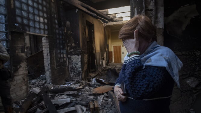 Una mujer lamenta los destrozos en su vivienda en Jarkov.