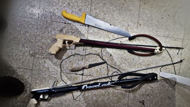 Armas que portaba el detenido en Chipiona.