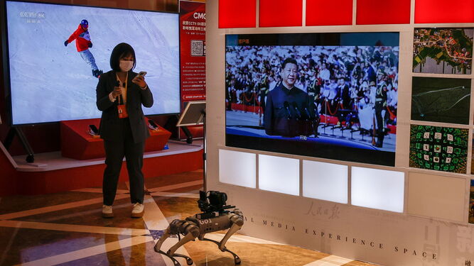 El presidente chino, Xi Jinping, en una pantalla de televisión.