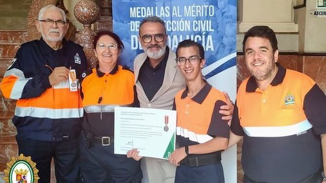 Voluntarios de Protección Civil Puerto Real tras recoger la distinción