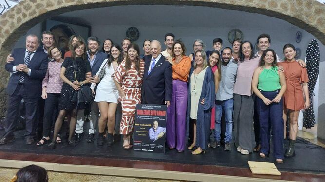 Guillermo Boto Arnau con miembros de su familia, durante el homenaje ofrecido por el mundo flamenco en la peña La Perla.