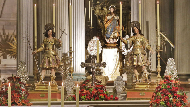 Las imágenes de los Patronos, en el altar mayor de la Catedral en una celebración.