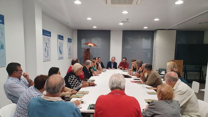 El presidente de Eléctrica de Cádiz, durante la reunión que mantuvo con los representantes vecinales.