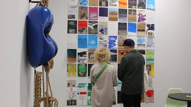 Dos visitantes contemplan las obras del artista sanluqueño Paco Pérez Valencia.