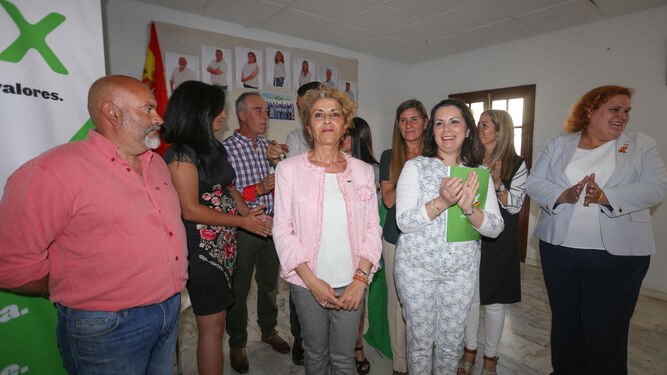 La ex concejala de Vox Chiclana Susana Candón, con militantes e integrantes de la candidatura a las municipales de 2019.