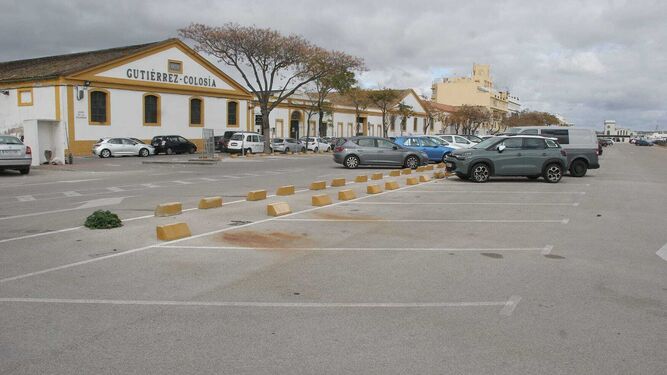 Una imagen del actual parking en superficie de la avenida de la Bajamar.