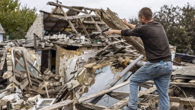 Un hombre trabaja en el tejado de su casa en la recuperada localidad de Osokorivka.