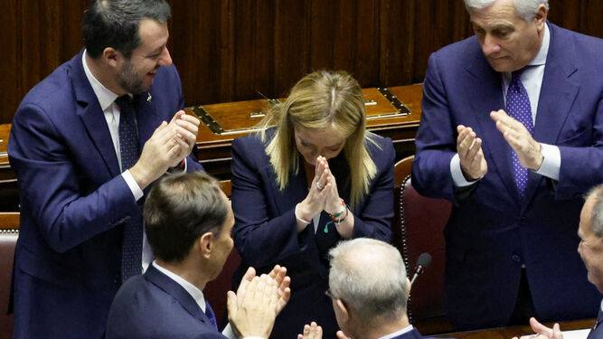 La primera ministra italiana, Giorgia Meloni, recibe aplausos tras su largo discurso en el Parlamento.