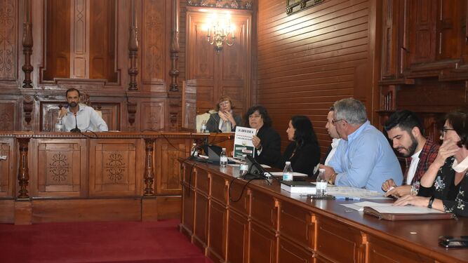 Un momento del pleno ordinario del Ayuntamiento de Sanlúcar celebrado este martes.