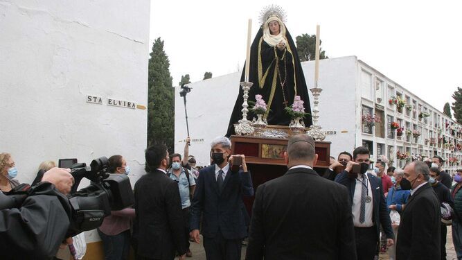La Virgen de la Soledad, en su recorrido de 2021 por el cementerio con motivo de la conmemoración de los Fieles Difuntos.