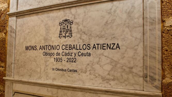 Tumba del obispo Antonio Ceballos en la cripta de la Catedral de Cádiz.