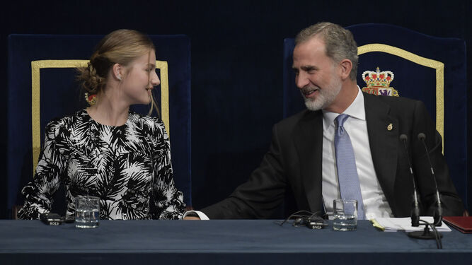 El Rey conversa con doña Leonor en la entrega de los Premios Princesa de Asturias