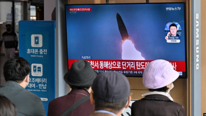 Coreanos ven en la tele la información sobre el lanzamiento de un misil en Corea del Norte