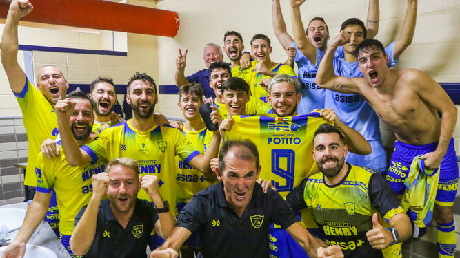 Los jugadores del Cádiz CF Virgili celebran la victoria.