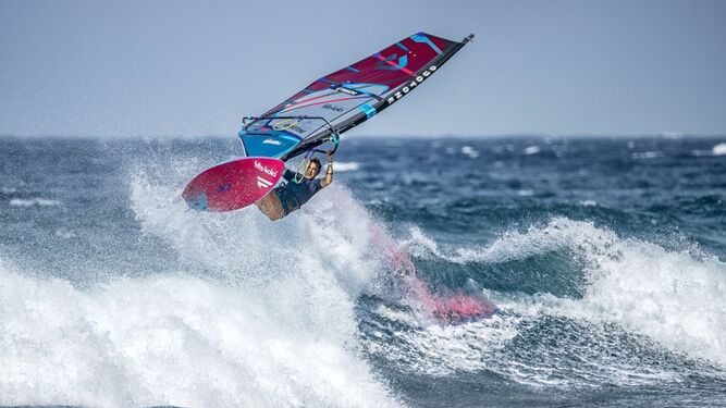 María Andrés vuela sobre las olas en plena competición.
