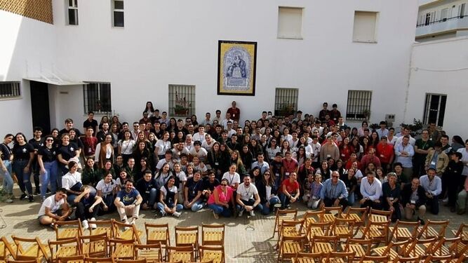 Foto de grupo de los participantes en el Encuentro de Jóvenes Cofrades.