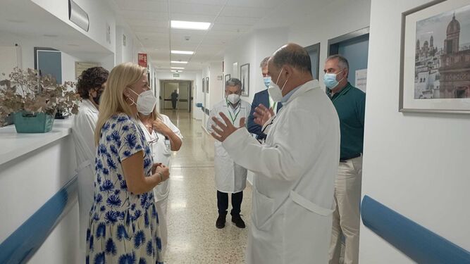 La delegada territorial de Salud, Eva Pajares, visita la Unidad de Rehabilitación Cardíaca del Hospital Puerta del Mar.