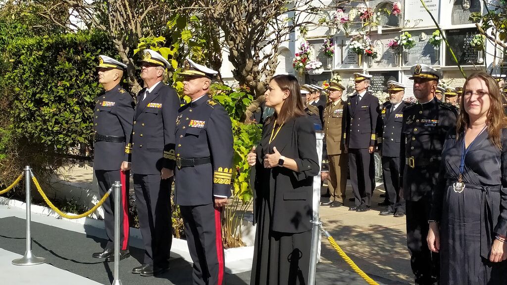 La Armada rinde homenaje a los ca&iacute;dos en el cementerio de la ciudad de San Fernando