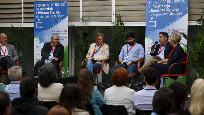 Una de las mesas redondas que se celebraron durante el I Congreso de Turismo de Teletrabajo y Nómadas Digitales de la Provincia de Cádiz.