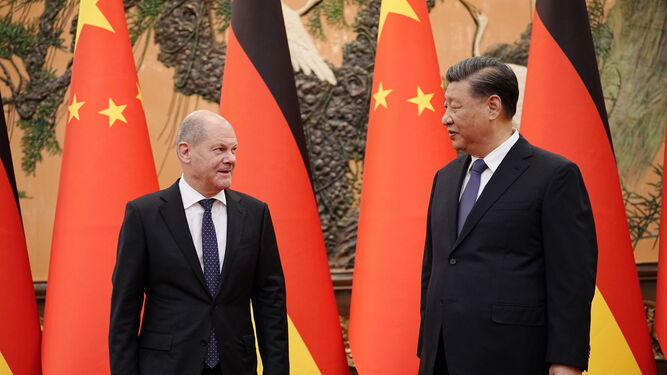 El canciller alemán, Olaf Scholz (izq.), es recibido por el presidente chino, Xi Jinping, en Pekín.