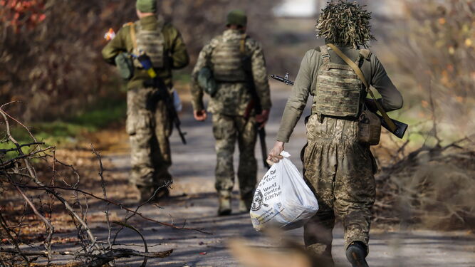 Soldados ucranianos caminan por una calle de la región de Jerson.