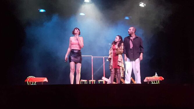 Los actores, durante la representación en el teatro Municipal de El Puerto.