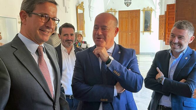 El consejero de Industria de la Junta junto al alcalde de Antequera.