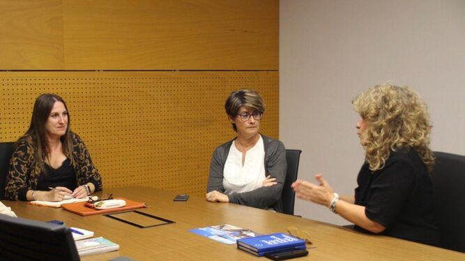 Regla Moreno se reúne con Piluca Perol, de la Andalucía Film Commission.