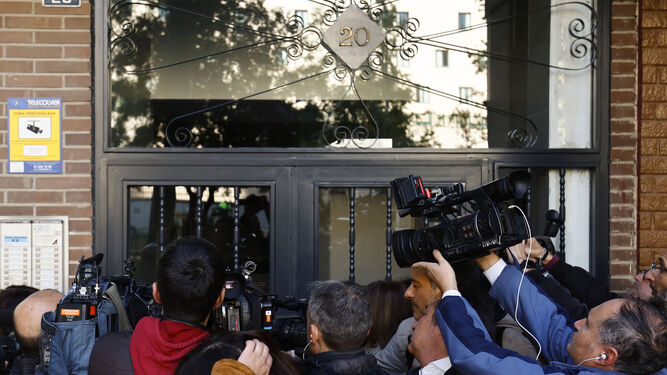 Medios en la entrada del edificio de Móstoles (Madrid) donde se produjo el doble crimen.