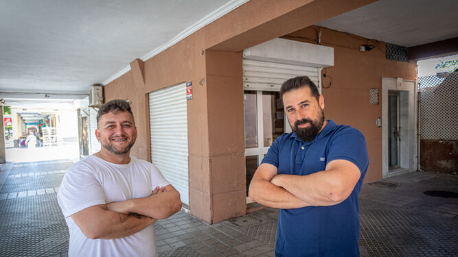 Los dos empresarios, frente a la Taberna Don José, antes de su apertura.